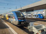 TER 73913 nach Metz Ville steht neben einem Lint54 von Vlexx in Saarbrücken Hbf, 21.11.2020.