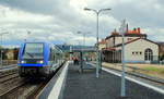 Nach einem kurzen Zwischenhalt verlassen X 73704 und X 73689 auf ihrer Fahrt von Le Puy-en-Velay nach Clermont-Ferrand am 01.04.2017 den Bahnhof Arvant
