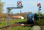 Im Bahnhof Volvic stehen noch die alten Signalanlagen, an denen der am 05.04.2017 aus Clermond-Ferrand kommende X 73700 vorbeifährt.