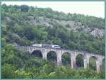 Der X73747 kurvt gemtlich ber das Viadukt, damit jedermann die herrliche Aussicht auf das Stdtchen Morez geniessen kann.
