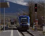 Bahn im Markgräfler Land. X 73901 fährt nach Neuenburg. Im Hintergrund die Hänge des Blauen. März 2019.