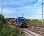 Ein buntes Gespann...

SNCF TER Lorraine X73 918 und ein in DB Farben lackierter Triebwagen, entweder X73 914 oder 915, befahren den Saardamm in Richtung Forbach/Franz. Grenze.

2 Triebwagen im grenzberschreitenden Verkehr wurden vom Saarland bezahlt und erhielten DB Lackierung sowie DB und SNCF Aufschrift.

31.08.2011 KBS 682 auf dem Saardamm bei Saarbrcken - Burbach