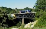 Dans la valle de la Sarre oder dort wo das  Krumme Elsa  auf Lothringen trifft. Der Sommer war im Sdwesten zurck und wir muten einfach raus an die Bahnstrecke. ber die Grenze nach Lothringen sollte es gehen, dabei vergit man oft, dass das  Krumme Elsa  fast bis ans Saarland reicht, knappe 7 Kilometer fehlen noch bei Siltzheim bis nach Deutschland, wie ein Stiefelabsatz reicht das  Krumme Elsa  hier nach Lothringen bis kurz vor Sarreguemines. Unseren ersten Standort erhielt man frher  kostenlos , denn die alte Straenfhrung der D33 fhrte am Motiv vorbei. Durch die Verlegung der Strae an der anderen Seite der Bahnlinie vorbei, mu man sich diesen Blick jetzt erarbeiten. SNCF Ter X 73907 (Baleine bleu) ist auf der Relation Saarbrcken - Sarreguemines - Strasbourg unterwegs und berquert die Saar bei Wittring, das noch im Dpartement Moselle, also in Lothringen liegt. Gleich erreicht der Triebwagen Kalhausen, dort teilt sich die Strecke nach Sarre - Union und nach Straburg. 02.09.2013 Ligne 161000 Mommenheim - Obermodern - Kalhausen - Sarreguemines