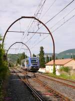 Der SNCF-X73672 fährt hier unter der klassischen MIDI-Bogenmastenfahrleitung als IC15941 von Clermont-Ferrand nach Beziers.