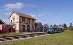 Der SNCF X73534 Dieseltriebwagen ist als TER-Regionalzug unterwegs auf der Stichstrecke zwischen Rolleville und  Le Havre.