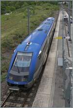 In Delle wartet der SNCF Coradia A-TER X 73756  Baleine  als TER 895012 auf die Abfahrt nach Belfort. Auff�llig, das trotz Abgasen sehr sauber blaue Dach des  Walfisch .

20. Mai 2026