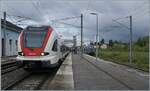 Mit dem Fahrplanwechsel 2024/25 hat ein neues Konzept im Jura Einzug gehalten. Unter anderem verkehren die RER Jura halbst�ndlich bis Delle, daf�r fallen die direkten Verbindungen nach Meroux aus. Im Gegenzug verkehren daf�r SNCF TER (werktags) st�ndlich von Delle bis Belfort. Das Bild aus Delle zeigt den angekommen SBB RABe 522 210 auf Gleis 2, der hier zur R�ckfahrt nach Porrentruy wendet und den SNCF X 73755 als TER 895006 nach Belfort. 

20. Mai 2026