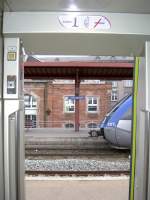 Das Vorderteil einer BR 641 bzw. einer X 73900 der franzsischen SNCF im Bahnhof Strasbourg am 30. Dezember 2006 - aus einem TGV in der 1. Klasse fotografiert.