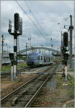 Hat gerade zwischen zwei Signalen Platz: der  Walfisch  X73521 in Mulhouse  22.