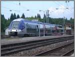 Auf Gleis 3 in Andelot ist eingefahren dreiteiliger X76674 aus Dole zur Weiterfahrt nach St.Claude in die entgegengesetzte Richtung. Die Aufschrift in der Mitte des Zuges deutet auf das Dpartement hin: Franche-Comt Conseil rgional. (05.06.2007)