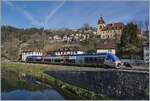 Der SNCF X 76679/680 verlässt als TER 18108 von La Chaux de Fonds nach Besançon den Ort Morteau, dessen Schloss im Hintergrund zu sehen ist. 

16. April 2022 