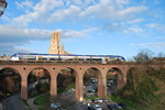 TER Rodez-Toulouse fährt über die Castelviel-Brücke am Dom von Albi vorbei.