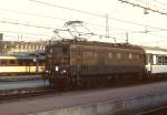 Im April 1984 rangiert die BB-4759 der SNCF im Gare d'Austerlitz in Paris. Insgesamt 48 BB-Lokomotiven der früheren MIDI wurden zwischen 1976 und 1980 für den Rangierdienst umgebaut.