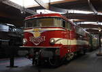 BB 929 Capitole, eine imposante Lok in einer der Ausstellungshallen im Museum  „Cité du Train“   10.11.2023   14:39 Uhr.