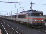 SNCF Elok BB 7290 mit corail-Personenwagenzug in Narbonne am 11.08.2004.