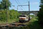 Gegen halb zwlf vermochte die Sonne die Brcke im Hintergrund dezent anzuleuchten, als die Gleichstrom BB 7424 mit ihrem Gterzug von Genve Richtung Frankreich unterwegs war.