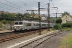 507288 mit TER 871644 Toulouse Matabiau-Brive la Gaillarde auf Bahnhof Gourdon am 4-7-2014.