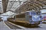 Mit einem Güterzug legt die BB-8608 im April 1986 einen kurzen Zwischenhalt im Bahnhof von Bayonne ein