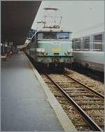 Die SNCF BB 9226 mit zwei Stromabnehmer an der einfachen Gleichstromfahrleitung im Bahnhof von Paris Austerlitz.