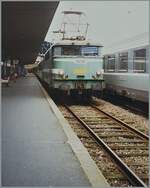 Die SNCF BB 9226 mit zwei Stromabnehmer an der einfachen Gleichstromfahrleitung im Bahnhof von Paris Austerlitz.

Analogbild vom 4. Februar 1999