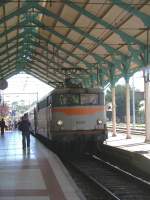 BB 9324    fhrt mit einem Regionalzug im Endbahnhof Arcachon ein.