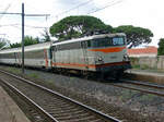 SNCF-Elektrolok 9322 am 09.09.2002 bei der Durchfahrt durch den kleinen Bahnhof von Salses an der Strecke zwischen Narbonne und Perpignan.