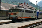Am Übergangsbahnhof Villefanche-de-Conflent steht am 16.09.2002 die SNCF-Gleichstromlok 9639.