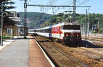 Am Morgen eines Oktober-Tages des Jahres 1989 wartet die CC6522 der SNCF mit einem Rapide Toulouse - Paris im Bahnhof Souillac (Dordogne) auf Abfahrt.
