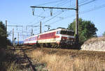 Die CC6528 der SNCF ist mit dem Rapide  Le Capitol du Matin  aus Toulouse nach Paris unterwegs. Zwischen Montauban und Brive muß sich der Zug mit 110 km/h begnügen, nicht schlecht für eine Eisenbahn, welche ein Mittelgebirge durchquert. Die Masten stammen noch aus der Anfangszeit der Elektrifizierung (1942). Über die Gleise im Vordergrund rollt schon lange kein Zug mehr, es war die erste Strecke in das Tal der Dordogne von Bordeaux nach Figeac.
Oktober 1989, Canon A1, digitalisiert mit Canoscan.