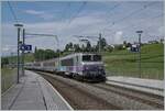Die SNCF BB 22396 fährt mit ihrem TER durch den Bahnhof von Russin, einem hübschen Weinbauerndorf, wenige Kilometer von Genève entfernt.