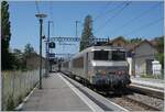 Die SNCF BB 22358 schiebt in Satigny ihren TER Genève - Lyon in Richtung Bellegarde.