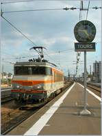 Tours, an der Loire; hier scheint die Zeit anders zu gehen, abwechslungsreicher Betrieb, vielfltige Diesel- und E-Loks und hin und wieder ein TGV.