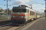 SNCF 22346 hat soeben Kopf gemacht in Nevers und steht wieder vor den REMI-Express IC nach Paris-Bercy am 17 September 2021. Der Bahnsteig in Nevers ist nicht gerade. 