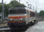 Die BB 22340 koppelt demnchst am Schnellzug ,der aus Bordeaux kam an, um ihn weiter nach Quimper zu fhren.Nantes am 27.5.2007