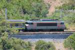 SNCF BB 22340 mit corail-Toz Wagen am Haken am 27.06.2007 auf der Kstenstrecke Marseille-Nizza zwischen Anthor und Thoule sur Mer in Fahrtrichtung Nizza.