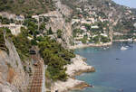 Lokzug in der wunderschönen südfranzösischen Landschaft zwischen Nizza und Monaco bei Eze sur Mer, aufgenommen von einer Strasse hoch über den Gleisen aus. Eze sur Mer, 31.08.2019