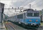 Schön, wenn auch 2026 die  nez cassé  noch im Einsatz sind! Bildfüllend zeigt sich die SNCF BB 22360 als Schublok des TER 96605 auf dem Weg von Grenoble nach Genève. Der Zug konnte ich in Vernier-Meyrin Cargo bei ungünstigem Gegenlicht fotografiert werden, da das Wetter schneller besser wurde als gedacht. 

29. April 2026