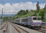 Die SNCF BB 22391 'Nez cass�' f�hrt mit ihrem TER 96634 durch den Bahnhof von La Plaine und erreicht in K�rze Frankreich. Noch stehen die alten Gleichstromfahrleitungsmasten, die mit SBB Fahrleitungsutensilien nachger�stet nun mit SNCF Wechselstrom von 25000 Volt 50 Hertz die Strecke versorgen. Doch wie ganz links im Bild angedeutet, stehen dem Bahnhof gr�ssere Umbauarbeiten bevor, so dass sich der Bahnhof wohl demn�chst in einem anderen Gesicht zeigen wird. Ganz links im Bild unten  st�rt  ein St�ck Prellbock, zeigt aber, dass ich das Bild vom Bahnsteig aus gemacht habe. 
Der TER ist auf der Fahrt von Gen�ve (ab 9:57) nach Valence (an 13:13).

1. Juni 2026