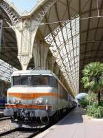 22337 nach der Einfahrt aus Richtung Marseille gegen 11:00 Uhr im Bahnhof Nizza, 1.