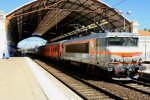 Ein Nachschuss von der SNCF 207289 steht im Bahnhof von Avignon(F) mit einem Regionalzug von Avignon(F) nach Grenoble(F) bei tollem Sommerwetter am 9.8.2013.