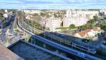 Frankreich, Languedoc, Montpellier Corum, die SNCF Zweistromlok BB 522317 mit ihren TEOS Wagen auf der Strecke Nîmes-Montpellier kurz vor dem Bahnhof Montpellier Saint-Roch. Von der Terrasse auf dem Dach des Corum aus fotografiert. 01.03.2014