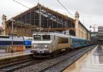 Die SNCF   nez cassé en livrée grise  (zu deutsch  gebrochene Nase in  grauer Farbgebung ) BB 22233 (91 87 0022 233- 7 F-SNCF) steht am 25.03.2015 mit einem Corail Téoz (Intercity) im