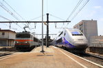 Ein gebrochene und eine Runde Nase im Bahnhof von Nimes. Links 122323 mit itlienischen Wagen und rechts TGV Duplex 4706 als TGV 6882 (Montpellier Saint-Roch - Strasbourg).
Nimes, 11. Juli 2016