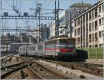 Die SNCF BB 25240 verlässt mit einem TER nach Lyon den Bahnhof von Genève. Die Lok zeigt sich in einer ihr gut passenden Lackierung, welche noch fast die olivgrüne Ursprungs-Lackierung übertrifft. 

1. Mai 2009