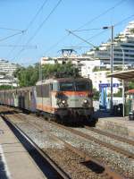 BB 25646 mit einem Regionalzug kommend aus Ventimiglia im Bahnhof Villeneuve-Loubet, 09.08.08