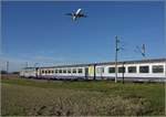 Bahn im südlichen Elsass. TER 96263 mit Schiebelok Sybic 26143 gewinnt beim Landeanflug auf Basel gegen den Airbus A320-200 TC-DCJ der Pegasus Air. Bartenheim, Oktober 2017.