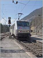 Teile des Bahnhofs von Vallorbe sind auf SNCF Wechselstrom 25000 Volt 50 Hertz umgeschaltet worden, so dass die SNCF BB 26061 rangieren kann.