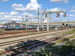 Lok BB 26163 mit farblich passenden Wagen in Paris am 16.9.2026.