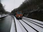 Winter in Arzviller:  Eine verschneite SNCF-BB26000 schleppt ihren Gterzug gen Osten.