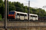 26212 SNCF durchfhrt mit einer weiteren Lok und einem langen Drahtrollenzug den Bahnhof von Avignon(F).